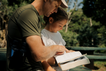 Koroi Forest Camp: Gäste mit einem Buch