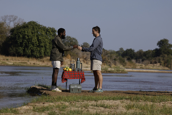 Kutandala Camp: Sundowner am Fluss