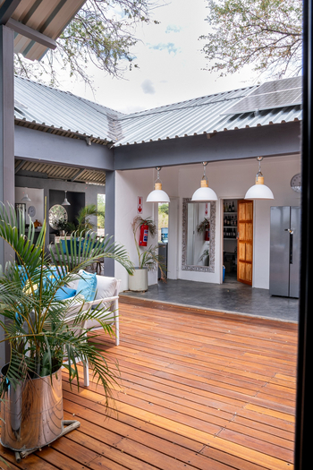 Lenyebi River Lodge: Innenhof