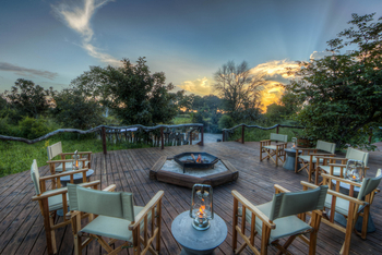 Nokanyana Camp: Feuerschale mit Regiesesseln