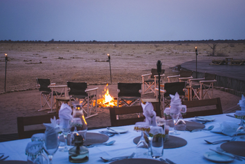 Nxai Pan Camp: Esstisch und Boma