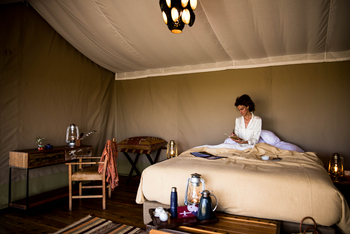Saruni Wild: Doppelbett im Gästezelt