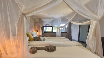 Shametu River Lodge: Hergemachtes Bett