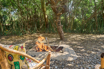 Tindiga Tented Camp: Lagerfeuer bei sonnigem Safari-Nachmittag