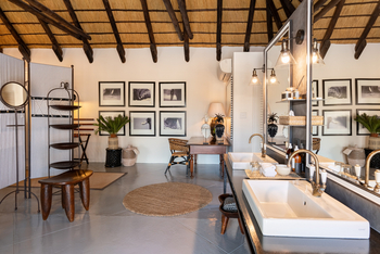 Villa Mushara: Doppelwaschtisch