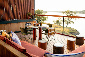 Anantara Tented Camp Kafue River: Offenes Lounge-Deck mit gedecktem Rundtisch