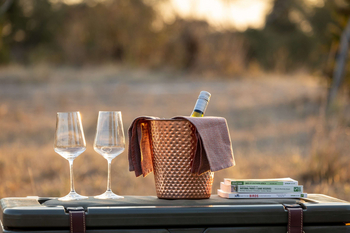 Anantara Tented Camp Kafue River: Sundowner Weingläser im Kühler bei Goldlicht