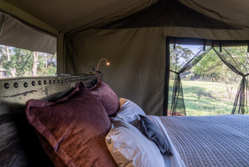 Basecamp Adventure: Doppelbett mit Leselicht