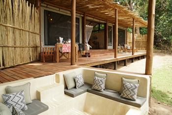 Chiawa Camp: Deck mit Schattendach