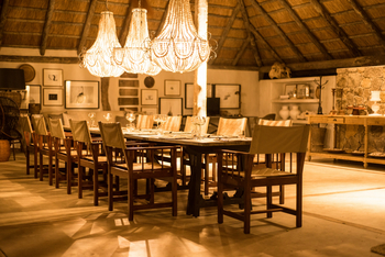 Chikwenya Camp Chikwenya Camp: Tafel unter Kronenleuchtern