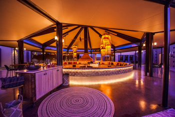 Etosha King Nehale Lodge Etosha King Nehale Lodge: Boma und Leuchter