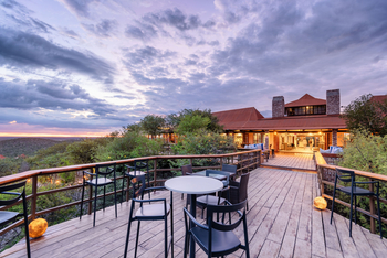 Etosha Safari Lodge: Großes Deck vor dem Hauptgebäude