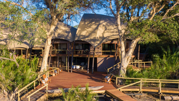 Jacana Camp: Deck vor dem Hauptgebäude