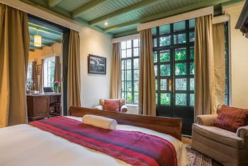 Karen Gables: Doppelbett und Sofa