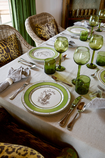Laba Mama Simba: Gedeckter Tisch in grünem Farbschema