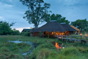 Lebala Camp Lebala Camp: Hauptgebäude am Abend