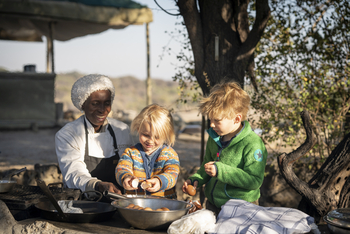Meno A Kwena Camp Meno A Kwena Camp: Kinder mit Köchin in der Küche