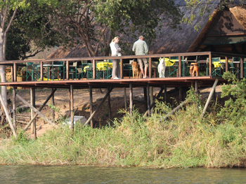 Ndhovu Safari Lodge: Flussdeck
