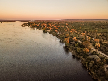 Old Drift Lodge: Lage am Ufer