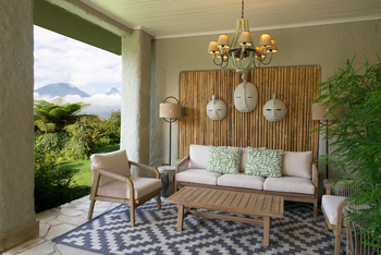 Sabyinyo Silverback Lodge: Sofa auf der Terrasse