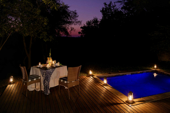 Savanna Lodge: Candlelight-Dinner am Pool bei Abenddämmerung