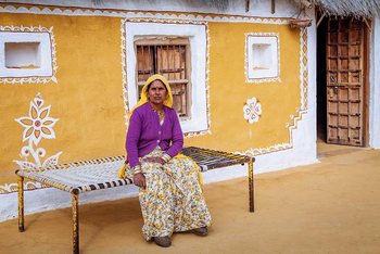 Sawai Vilas: Frau vor ihrem Haus