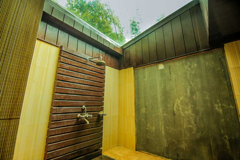 Syna Tiger Resort: Karnataka - Außendusche