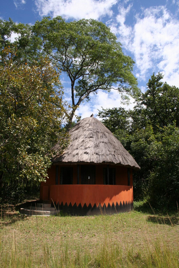 Wasa Lodge: Rondavel unter Bäumen