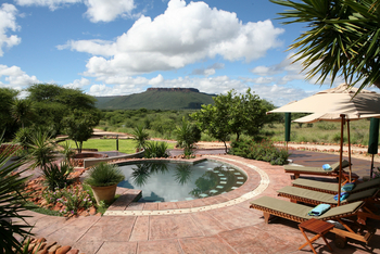 Waterberg Guest Farm: Gartenanlage mit Pool