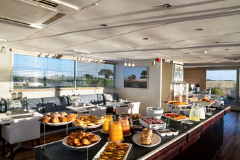 Zambezi Queen Zambezi Queen: Essbereich und Frühstücksbuffet