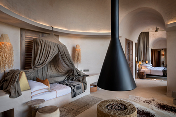 andBeyond Suyian Lodge: Kamin im CHalet