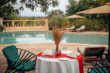 KIA Lodge: Elegantes Außendining am Pool im Safari Stil