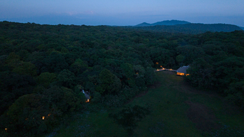 Koroi Forest Camp: Gesamtansicht am Abend