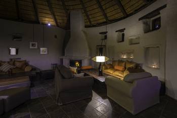 Kulala Desert Lodge: Innenbereich am Abend