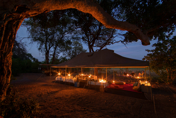 Kweene Trails: Gemeinschaftszelt am Abend