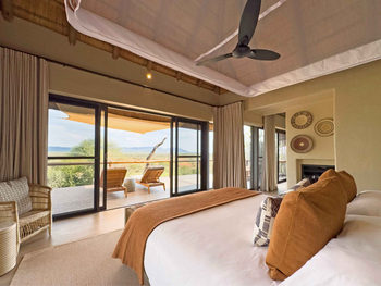 Madikwe Hills Private Game Lodge: Schlafzimmer mit Panoramafenster
