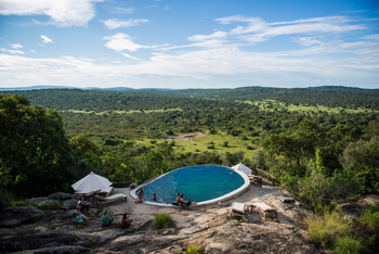 Mihingo Lodge: Pool vor der Landschaft