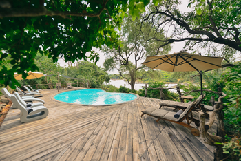 Mkulumadzi Lodge: Runder Pool