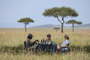 Olakira Migration Camp: Getränke im Schatten eines Baumes