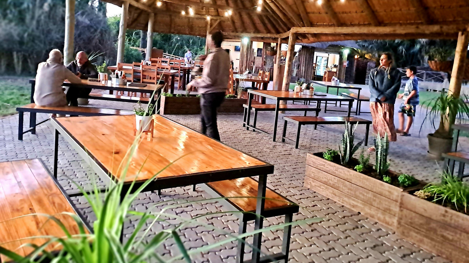 Palmwag Lodge Palmwag Lodge: Gäste im Restaurant