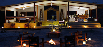 Potato Bush Camp: Lagerfeuer vor der Lounge