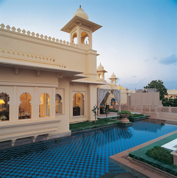 The Oberoi Udaivilas: Terrasse am Pool