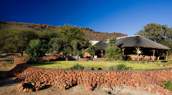 Waterberg Guest Farm: Reetdach über der Lounge