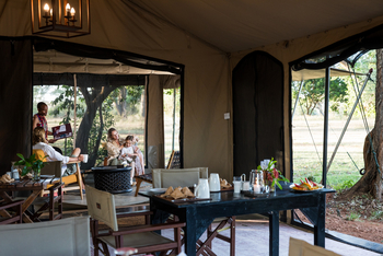 Basecamp Adventure: Gedeckter Frühstückstisch