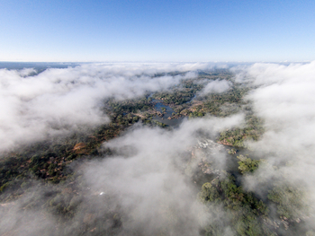 KaingU Safari Lodge: Morgennebel im Juli