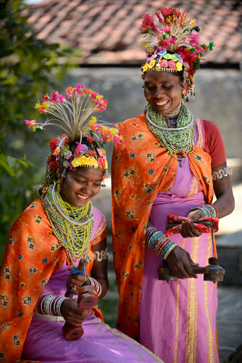 Kanha Earth Lodge: Frauen mit Handklappern