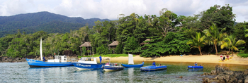 Masoala Forest Lodge: Boote am Strand