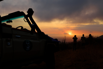 Mkomazi Wilderness Retreat: Gäste bestaunen dramatischen Sonnenuntergang.