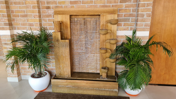 Om Vilas: Brunnen in der Lobby