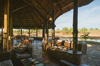 Ruaha River Lodge: Überdachter Hauptbereich